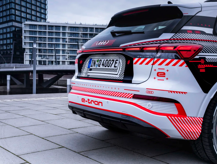Audi Q4 e-tron SUV 100% électrique arrière