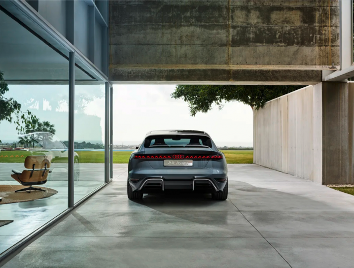 Audi A6 e-tron concept, deuxième du nom : dans le cadre de l’édition 2022 de sa conférence de presse annuelle, Audi présente le prochain modèle de la future gamme A6 à propulsion électrique, à savoir l'Avant. Il y a près d'un an, en avril 2021, le constructeur aux quatre anneaux présentait l'Audi A6 Sportback à propulsion électrique à l’occasion du salon de l'automobile de Shanghai. Le concept car A6 Avant e-tron, proche de la version de production, illustre désormais la synthèse entre une technologie de pr
