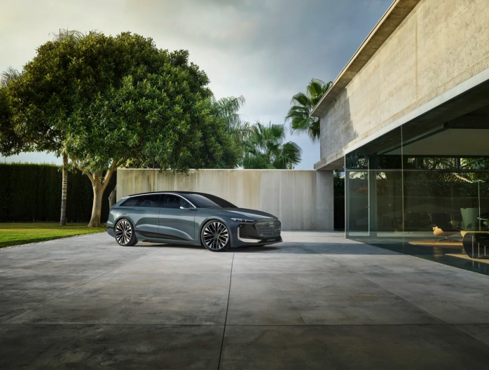 Audi A6 e-tron concept, deuxième du nom : dans le cadre de l’édition 2022 de sa conférence de presse annuelle, Audi présente le prochain modèle de la future gamme A6 à propulsion électrique, à savoir l'Avant. Il y a près d'un an, en avril 2021, le constructeur aux quatre anneaux présentait l'Audi A6 Sportback à propulsion électrique à l’occasion du salon de l'automobile de Shanghai. Le concept car A6 Avant e-tron, proche de la version de production, illustre désormais la synthèse entre une technologie de pr